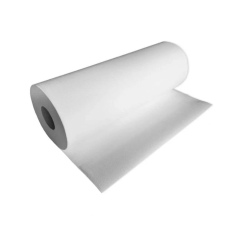 Balts divslāņu papīra rullis masāžas galdam.