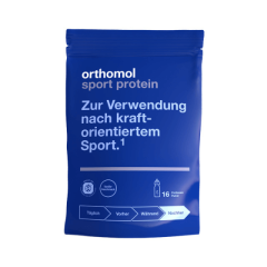 Orthomol Sport proteīns pulvera veidā, iepakojums vai paciņa un glāze ar pagatavotu dzērienu.