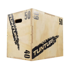 Tunturi PLYO Box 40/50/60 koka vingrošanas kaste ir paredzēta lēcienu un pliometriskajiem treniņiem, izgatavota no 20 mm saplākšņa ar trīs augstuma iespējām vienā kastē; tuvplāna bilde uz balta fona.
