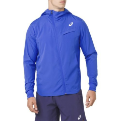 Vīrietis valkā ASICS auduma jaku tuvplānā uz balta fona, izgatavota no ātri žūstoša, elpojoša materiāla, nodrošinot kustību brīvību un mitruma kontroli.