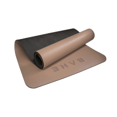STUDIO STANCE jogas paklājs 5 mm BAHE Quicksand krāsā ar vegānas ādas virsmu un pārnēsāšanas siksnu.