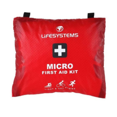 Lifesystems Light and Dry Micro pirmās palīdzības aptieciņa ūdens aktivitātēm ar ūdensdrošu maisiņu, apdegumu krēmu, pārsējiem, plāksteriem, drošības spraudņiem un bezalkohola salvetēm. Tuvplāns uz balta fona.