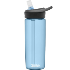 CamelBak Eddy+ ūdens pudele True Blue 0.6 L ar noplūdes novēršanas sistēmu, kas neļauj iztecēt ūdenim, pat ja pudele apgāzta; tuvplāna bilde uz balta fona.