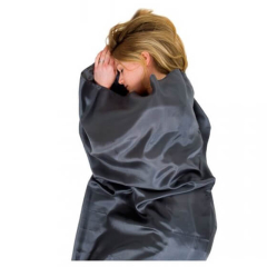 Sieviete guļ Lifeventure 100% Cotton Sleeping Bag Liner guļammaisā uz balta fona