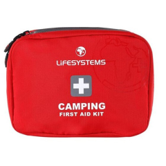 Lifesystems Camping pirmās palīdzības komplekts ceļošanai un nakšņošanai teltī. Satur pārsējus, plāksterus, apdegumu smēres, šķēres, pinceti un acu mazgāšanas līdzekli. Tuvplāns uz balta fona.